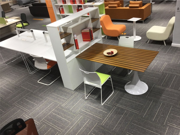 組合員工(gōng)卡位桌