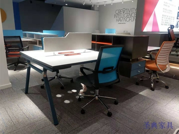 員工(gōng)卡位桌